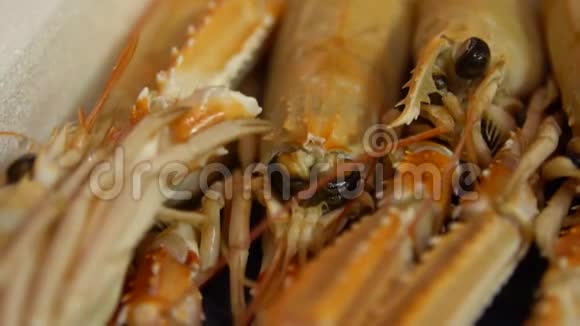 慢动作挪威龙虾为菜肴海鲜餐厅烹制视频的预览图