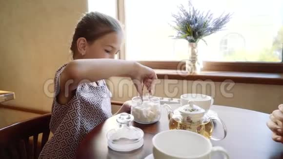 美丽的娜雅女孩和她的母亲在咖啡馆视频的预览图