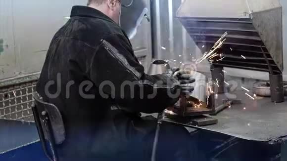 工业企业金属结构焊接焊工生产焊接结构视频的预览图