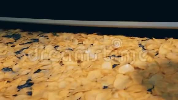 油炸后在工厂输送机上干燥薯片视频的预览图