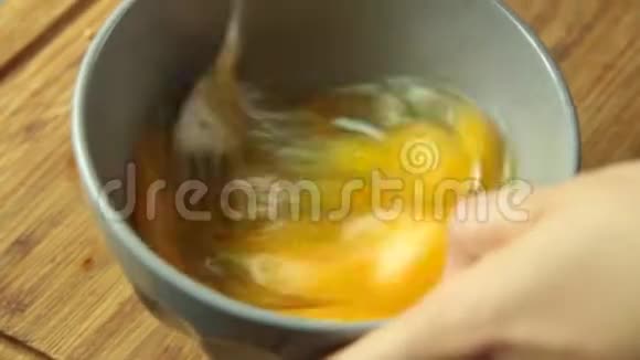 家庭烹饪鸡肉蛋卷视频的预览图