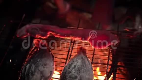 4村烧烤鱼用盐泥和猪肉烤视频的预览图