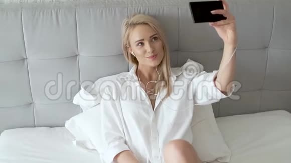 美丽微笑的中年妇女在卧室里自拍视频的预览图