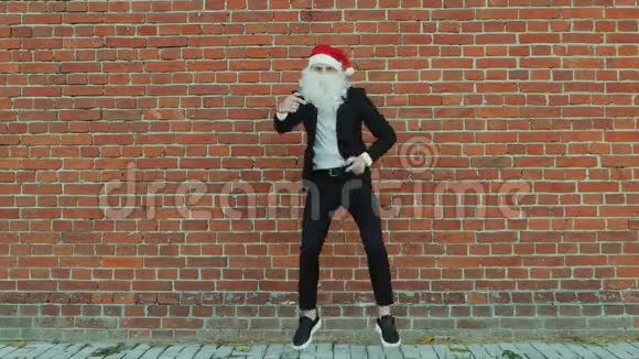 像圣诞老人一样的人在跳舞和跳跃圣诞快乐和2019年新年红砖墙作为背景视频的预览图