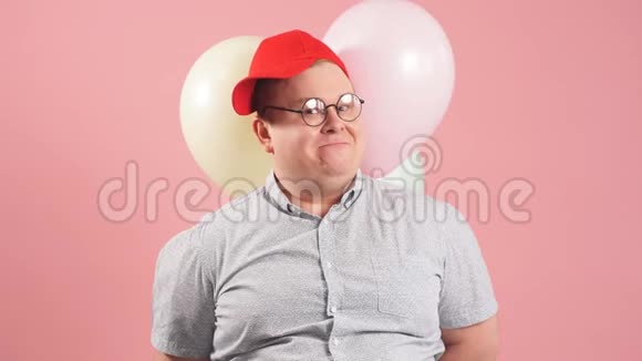 有趣的人很像维尼的小熊维尼用气球隔离在粉红色视频的预览图