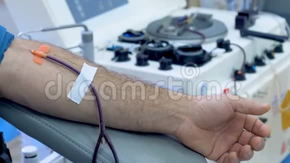一个男人在诊所献血输血机工作视频的预览图