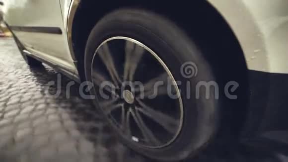 在人行道上行驶的车轮车视频的预览图