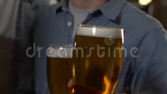 朋友聚会喝啤酒庆祝节日聚会视频的预览图