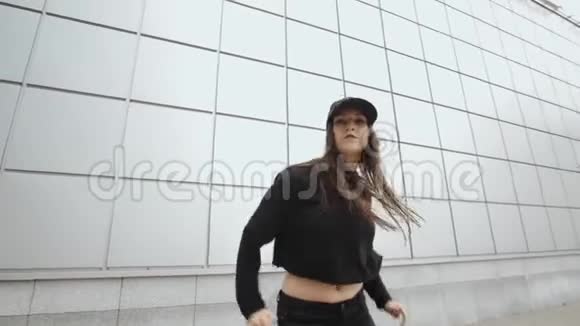 女子在金属墙上表演现代街舞现代自由式都市环境视频的预览图