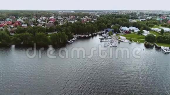 美丽的鸟瞰城市的一个大湖和停泊在码头上的大型船只和班轮视频的预览图