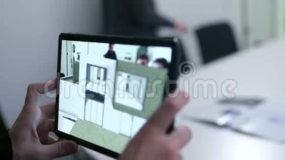 虚拟绘制平板电脑上的房子库存商务人士手持平板电脑与虚拟现实项目在家会议室视频的预览图