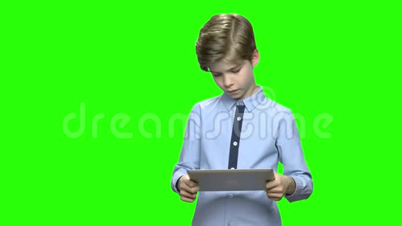 男孩在平板电脑上玩游戏视频的预览图