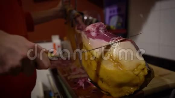 4K西班牙人在家中切伊比利亚火腿传统的西班牙食物视频的预览图
