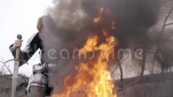 火烧背景下的野蛮女骑士动作缓慢视频的预览图