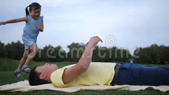可爱的爸爸在公园抚养他的小女儿视频的预览图