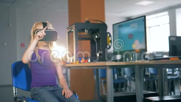 在学校课堂上89岁的女孩使用虚拟现实眼镜探索3D虚拟现实视频的预览图