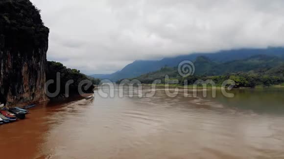 湄公河背景的群山老挝河里的棕色水视频的预览图