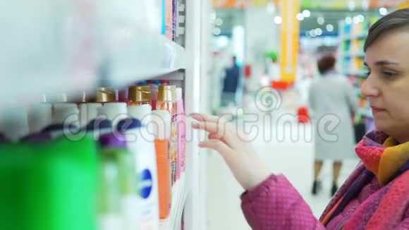 在超市挑选洗发水的女人视频的预览图