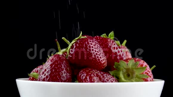 把粉糖撒在草莓上镜头在4K所以你可以很容易地裁剪旋转和缩放而不失去质量视频的预览图