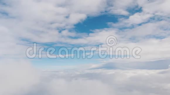 从飞机的窗户到云彩和蓝天的景色视频的预览图