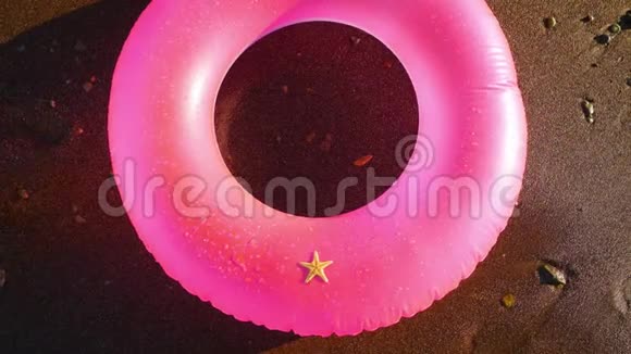 粉色充气圈上的海星视频的预览图