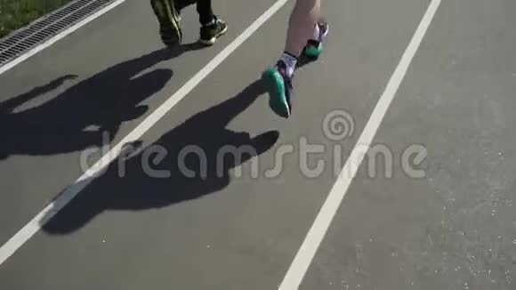 跑步的人双腿紧贴着视频的预览图