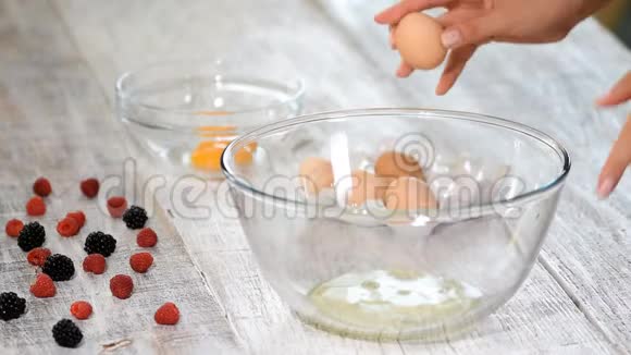 厨师把鸡蛋里的蛋黄分开视频的预览图