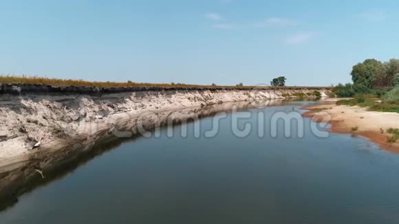 鸟的鸟瞰图正在干燥的河流湖泊污染的海滩上寻找食物视频的预览图