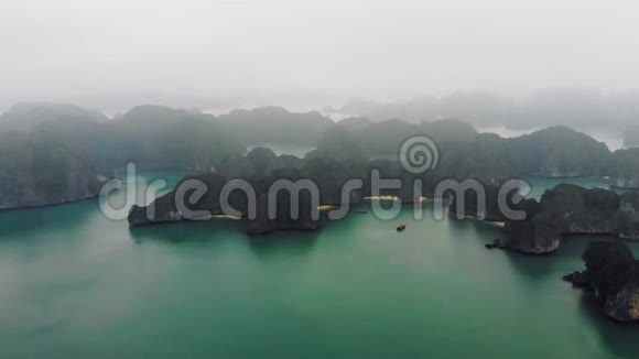 令人惊叹的越南哈龙湾在雾蒙蒙的天气下经过世界著名的海湾令人叹为观止的游船视频的预览图