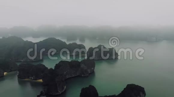 从山顶往下看水中的高岩石越南视频的预览图