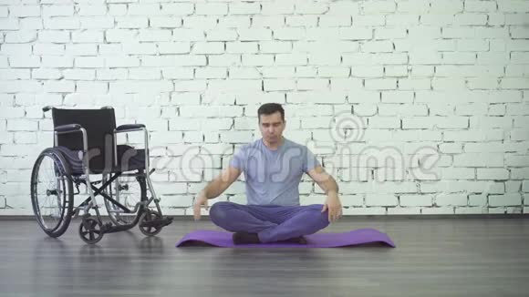 做瑜伽轮椅和运动垫的残疾人视频的预览图