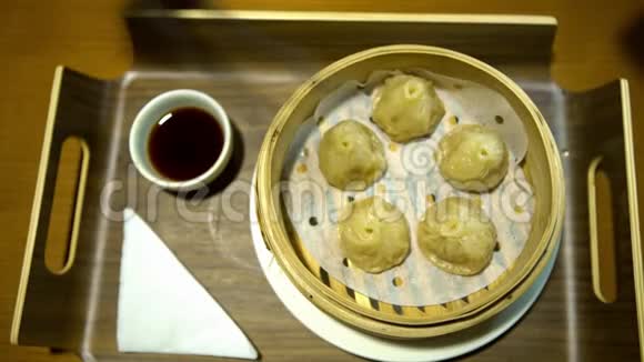 4K在餐馆里用筷子吃饺子中国传统食物视频的预览图