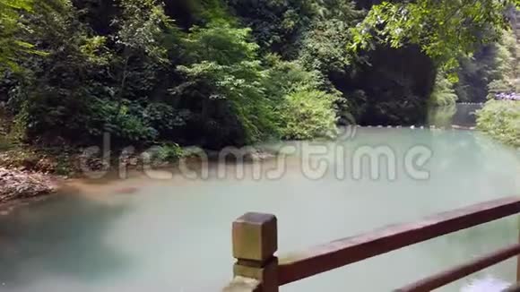 中国大峡谷沿河步行道视频的预览图