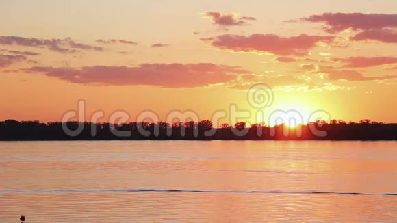 宁静的河流景色令人惊叹美丽的橙色日落时的海岸线视频的预览图