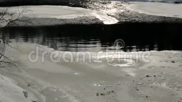 冬季河流覆盖着融化的冰面近景视频的预览图