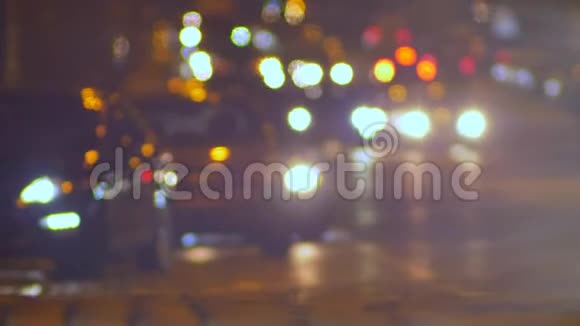 模糊的镜头慢慢地走在道路上行人在傍晚五彩的城市灯光背景下视频的预览图