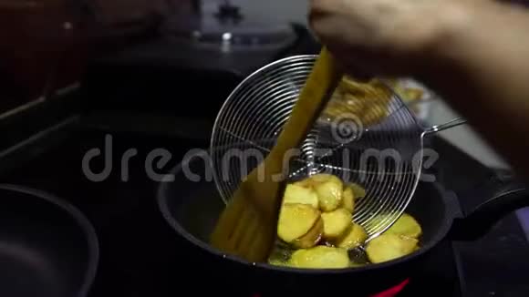 4K炸薯条烹饪土豆煮成油餐馆里的快餐视频的预览图