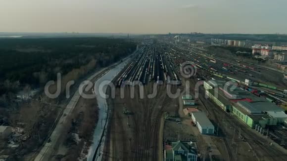 空中视频显示有许多列车的大型火车站无人机从远处飞到火车上视频的预览图