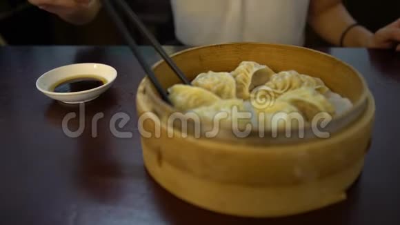 4K亚洲女人在餐馆吃饺子传统的中国菜视频的预览图
