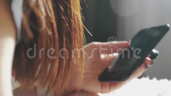 年轻女子坐在床上用智能手机做网上购物网上购物的概念视频的预览图