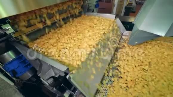 干薯片在食品生产设施的工厂输送机上移动视频的预览图