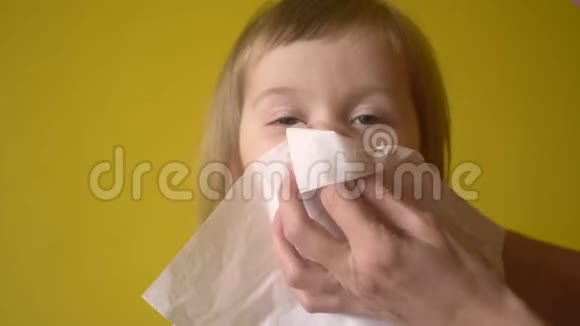 妈妈用餐巾帮小女孩吹鼻子视频的预览图