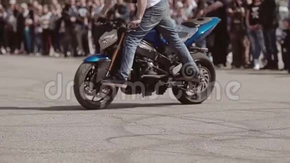 特写一辆摩托车和一辆摩托车在表演中酷炫的摩托魔术摩托车的扭力视频的预览图