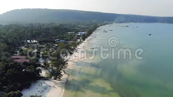 高荣安柬埔寨岛僻静海滩上清澈碧海中单码头鸟瞰图视频的预览图