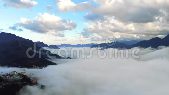 萨帕山谷间的雾和云床云中的山脉美丽的风景视频的预览图