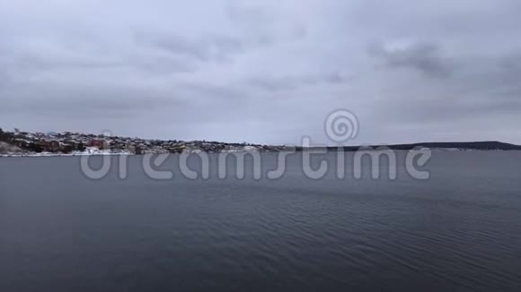 河和发电厂的景色从岸上的管道中蒸汽抵御冬天的天空和初雪视频的预览图