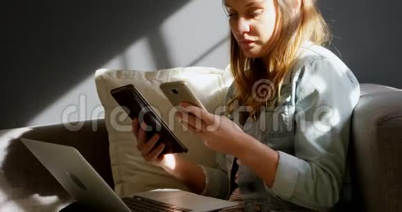 女性珠宝设计师使用手机和数码平板电脑视频的预览图