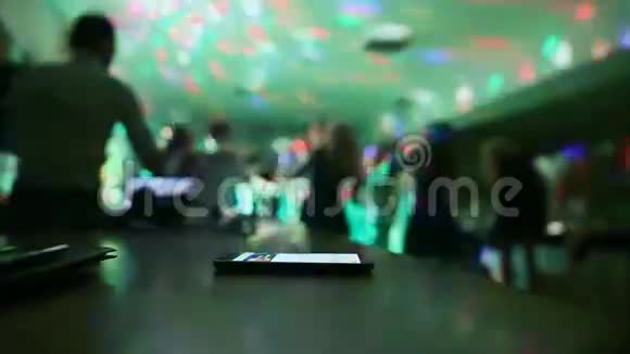 背景上的电话在派对上跳舞的人视频的预览图