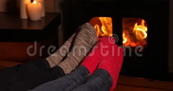 家中的一对舒适的情侣穿着袜子温暖的脚视频的预览图