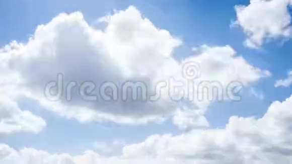 云在蓝天上快速移动时光流逝视频的预览图